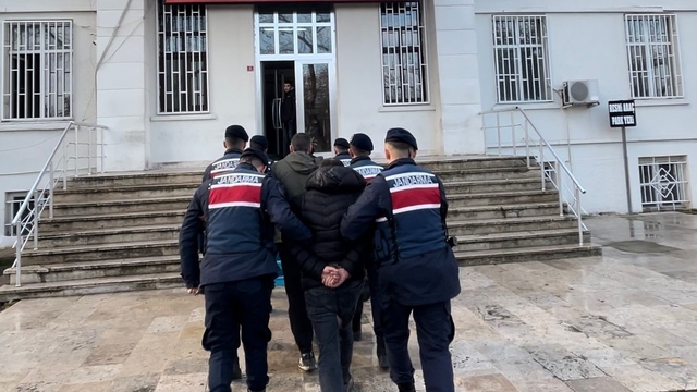 Edirne'de göçmen kaçakçılığı iddiasıyla 3 kişi tutuklandı