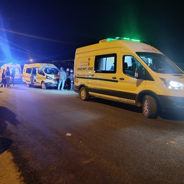 Kendisinden ayrılan kız arkadaşını evine girerken  öldürdü