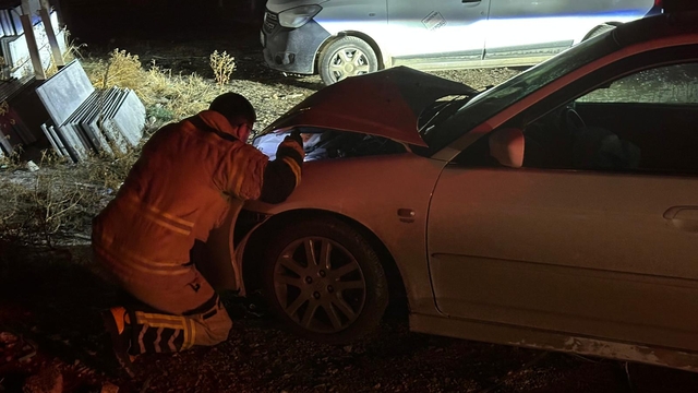 Park halindeki hafif ticari araca çarpan otomobilin sürücüsü, aracını bırakıp kaçtı