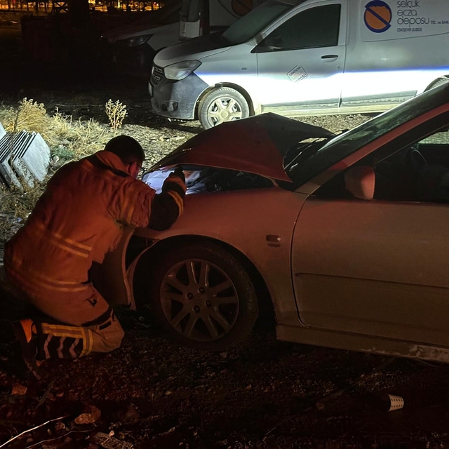 Park halindeki hafif ticari araca çarpan otomobilin sürücüsü, aracını bırak...