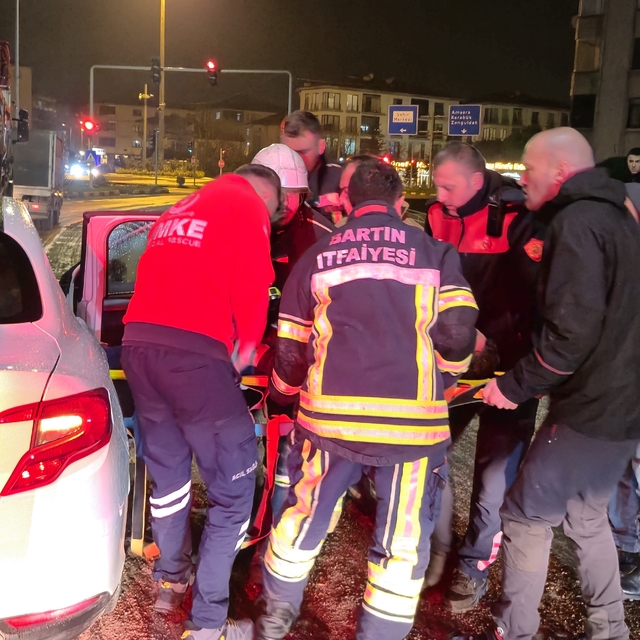 Otomobil tırın dorsesine saplandı:1 yaralı
Önce sürücü sıkıştığı araçtan so...