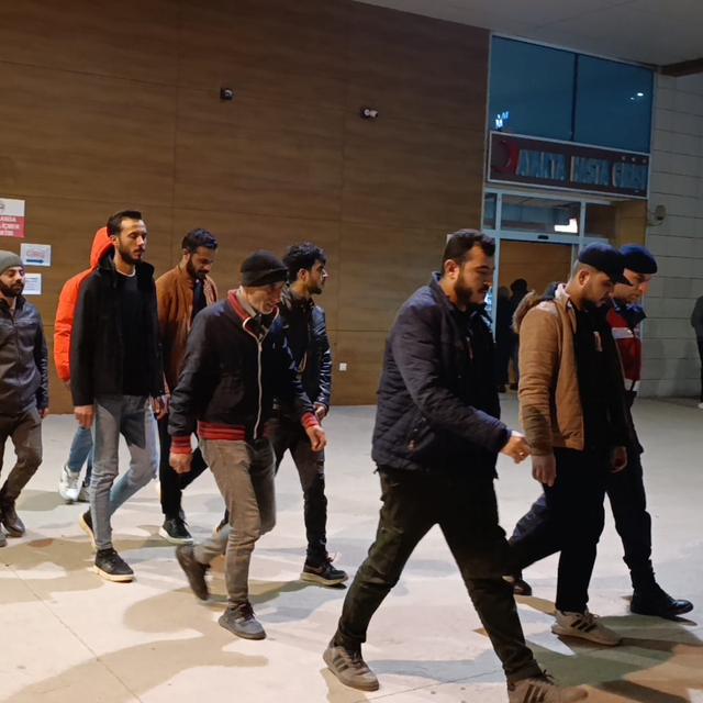 Bursa'da 8 kaçak göçmen yakalandı