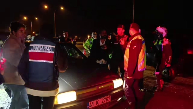 Ekiplerin zorlu denetimi: Alkollü sürücü direndi, bir diğeri tepki gösterdi