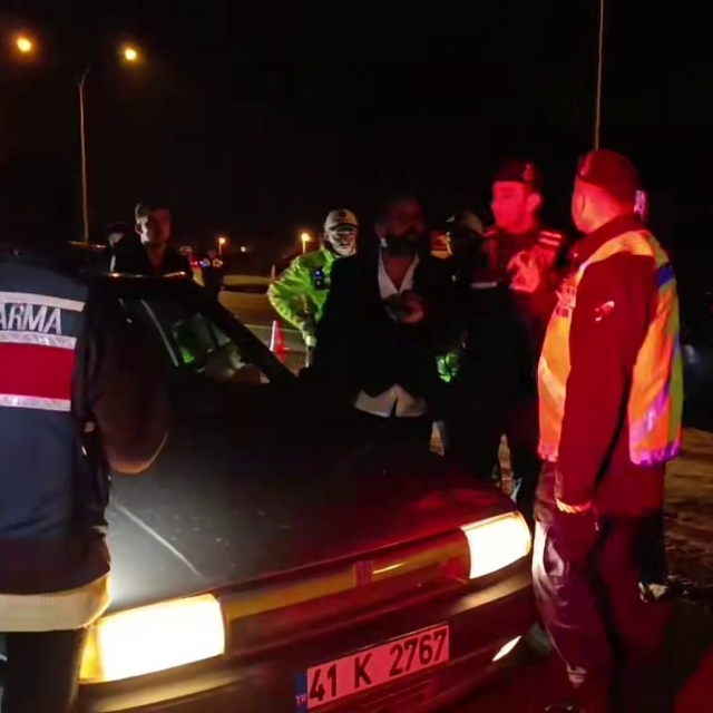 Ekiplerin zorlu denetimi: Alkollü sürücü direndi, bir diğeri tepki gösterdi