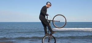 Bisiklet tutkunu gençten nefes kesen gösteri: Sahil kayalıkları parkuru oldu