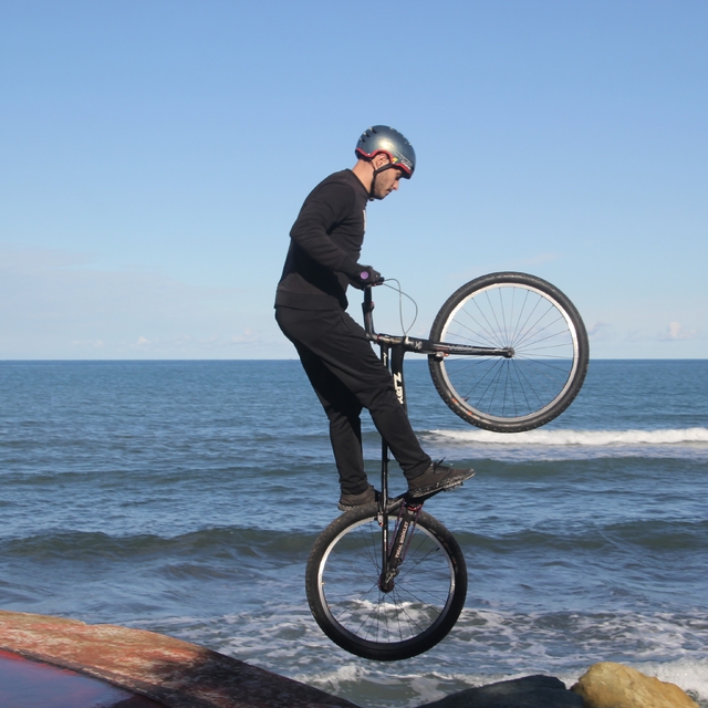 Bisiklet tutkunu gençten nefes kesen gösteri: Sahil kayalıkları parkuru old...