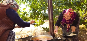 Tarhana kokusu sokağı doldurdu
Sındırgı'da tarhana bezdirmesi bereketi
Tarhana bezdirmesinin mis gibi kokusu mahalleyi sardı