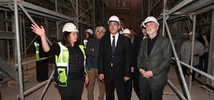 Depremlerle ağır hasar alan Kahramanmaraş'ın tarihi yeniden ayağa kalkıyor
Kahramanmaraş Büyükşehir Belediye Başkanı Fırat Görgel:
"Yaklaşık 580 yıllık mazisiyle bölgedeki Türk İslam mimarisinin en önemli örneklerinden olan Ulu Camii'miz, 6 Şubat depremlerinde ağır hasar aldı, artık son aşamalara gelmiş durumdayız, Ramazan ayı içerisinde ibadete açmayı hedefliyoruz"
"Restorasyon projesinin hazırlanmasının ardından bu ay itibariyle kalemizin restorasyonuna başlandı"