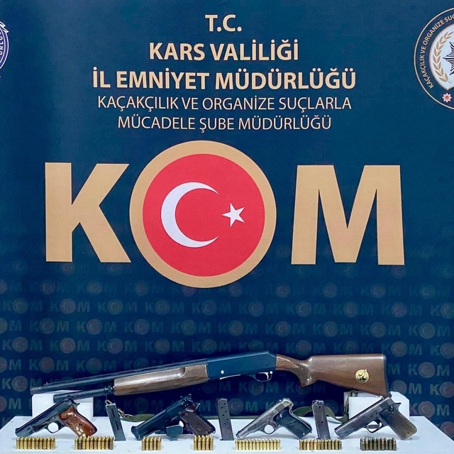 Kars merkezli 3 ilçede silah tacirlerine operasyon: Çok sayıda silah ve müh...