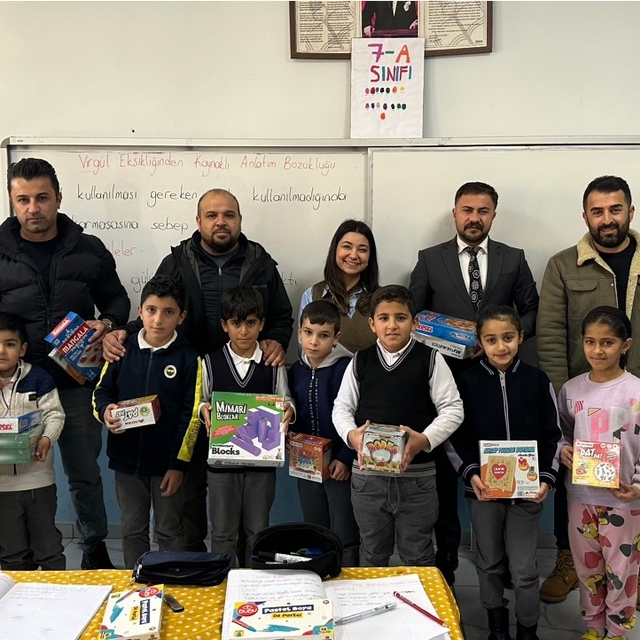 Yüksekova'da 16 okula 440 farklı eğitim ve zeka oyunu seti ile kırtasiye ma...