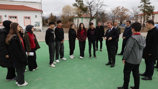 Vali Aydoğdu, Erzincan Lisesi'nde kauçuk zeminli spor alanını inceledi
