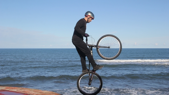 Bisiklet tutkunu gençten nefes kesen gösteri: Sahil kayalıkları parkuru oldu