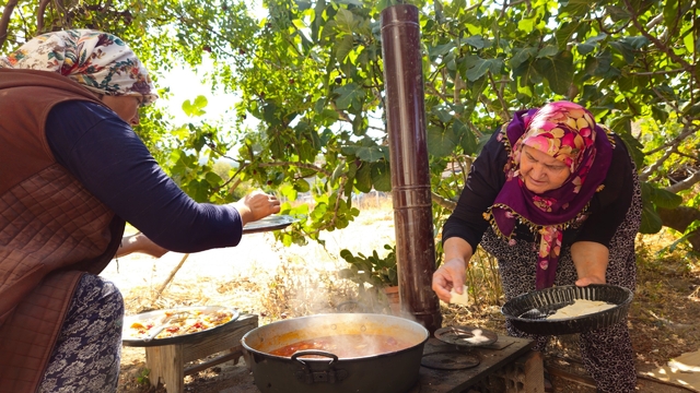 Tarhana kokusu sokağı doldurdu
Sındırgı'da tarhana bezdirmesi bereketi
Tarhana bezdirmesinin mis gibi kokusu mahalleyi sardı