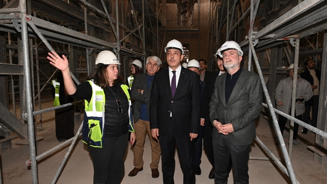 Depremlerle ağır hasar alan Kahramanmaraş'ın tarihi yeniden ayağa kalkıyor
Kahramanmaraş Büyükşehir Belediye Başkanı Fırat Görgel:
"Yaklaşık 580 yıllık mazisiyle bölgedeki Türk İslam mimarisinin en önemli örneklerinden olan Ulu Camii'miz, 6 Şubat depremlerinde ağır hasar aldı, artık son aşamalara gelmiş durumdayız, Ramazan ayı içerisinde ibadete açmayı hedefliyoruz"
"Restorasyon projesinin hazırlanmasının ardından bu ay itibariyle kalemizin restorasyonuna başlandı"