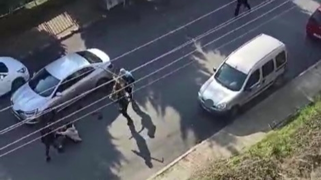 "Adam olsaydın" sözünü duyunca eski eşini 15 yerinden bıçaklamış
Sokak ortasında dehşet saçmıştı, savunması "hatırlamıyorum" oldu
Kendisini 15 yerinden bıçaklayan eski kocasını linçten kurtaran kadın duruşmaya katılmadı
"Cebimde eşimin bana hediye olarak aldığı cep çakısı vardı. Onu hep yanımda taşırdım. O an özel olarak yanıma almamıştım"