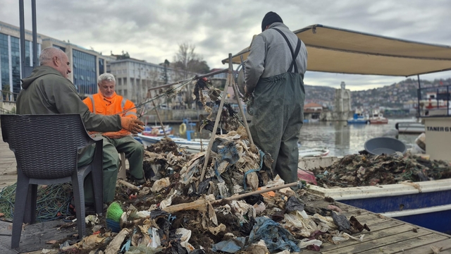 Zonguldaklı balıkçıların ağına yaklaşık 1 ton çöp takıldı