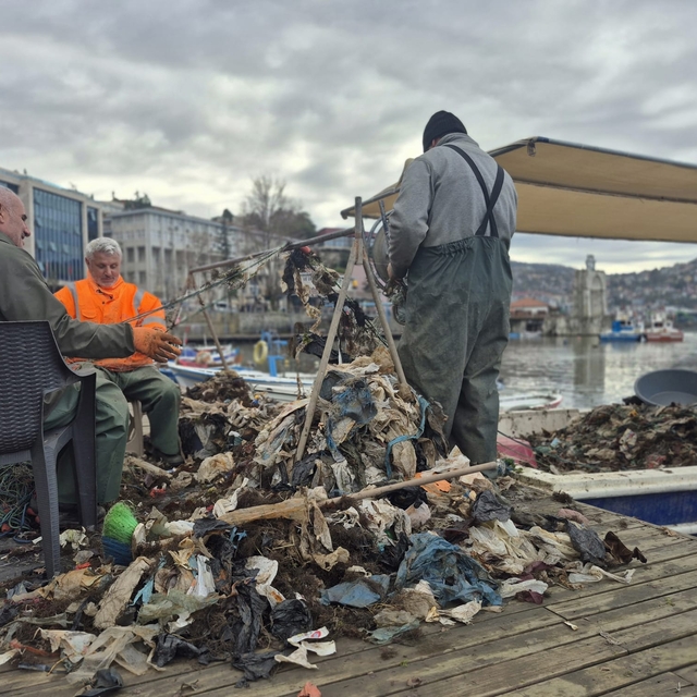 Zonguldaklı balıkçıların ağına yaklaşık 1 ton çöp takıldı