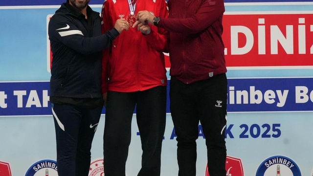 Güreşte Elmira Yasin Türkiye Şampiyonu oldu