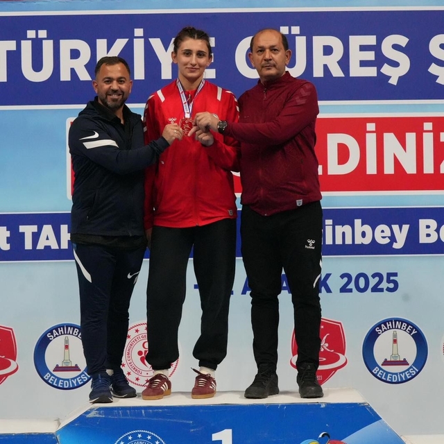 Güreşte Elmira Yasin Türkiye Şampiyonu oldu