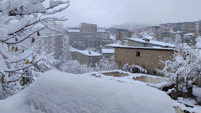 Hakkari'de 13 köy ve 30 mezra yolu ulaşıma kapandı