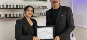 İzlediği filmden etkilenen kadın kendi işini kurup parfümör oldu
Aile Destek Merkezi'nde katıldığı kurs sayesinde hayalini gerçeğe dönüştürdü
Kadın girişimci Tuğba Gökmen:
"Kendi ayaklarımın üstünde durmayı, bir iş kurmayı çok istemiştim"
"Bu yolculukta en büyük gücüm eşimin desteği ve çocuklarımın inancı oldu"