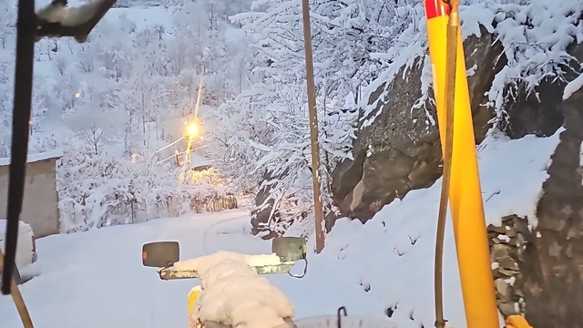 Hakkari'de karla mücadele ekibi gece kar mesaisinde
