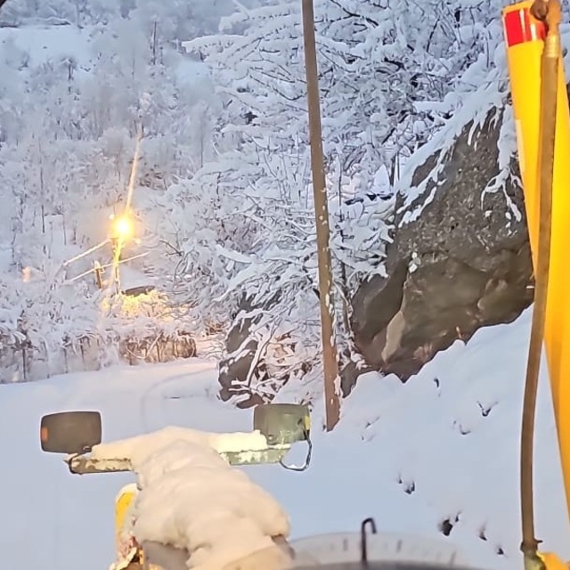 Hakkari'de karla mücadele ekibi gece kar mesaisinde