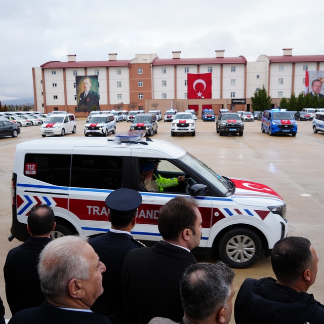 Erzincan'da emniyet ve jandarmaya 122 yeni hizmet aracı teslim edildi