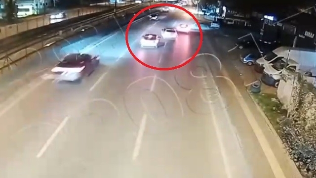 Ehliyetsiz genç, ağabeyinin otomobili ile makas atarken kaza yaptı