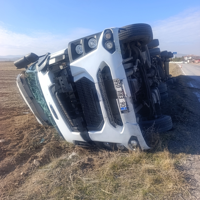 Kalorifer peteği yüklü tır devrildi, 1 kişi yaralandı