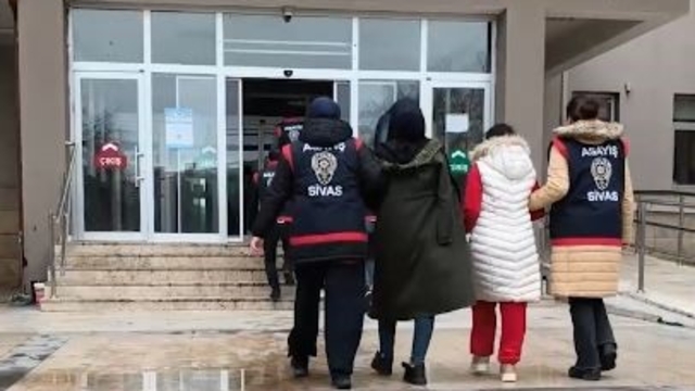 Evlilik vaadiyle dolandırdılar, kaçamadan yakalandılar