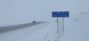 Van'da 102 yerleşim yerinin yolu ulaşıma kapandı
2 bin 225 rakımlı Kurubaş Geçidi'nde sis ve kar yağışı etkili oluyor