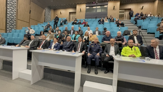 Kütahya'da şehir içi trafiği masaya yatırıldı
Başkan Kahveci: "Trafik baskısı nüfus değil araç kaynaklıdır"