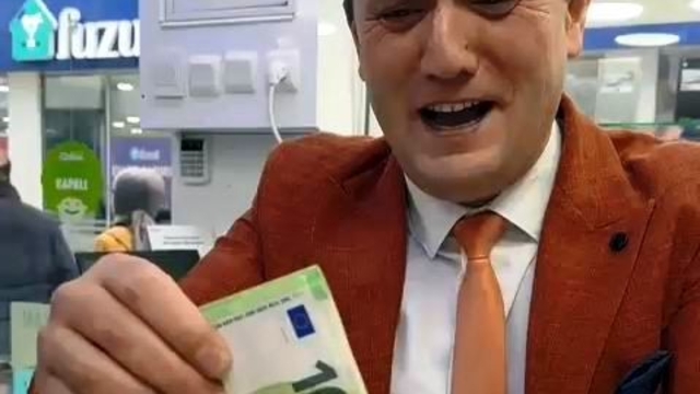 Döviz destesi masaya çıkınca telefoncu kendini tutamadı: Ağzı kulaklarına vardı
Döviz ve TL'leri gören telefoncunun o anları internette viral oldu