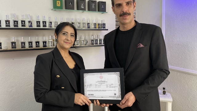 İzlediği filmden etkilenen kadın kendi işini kurup parfümör oldu
Aile Destek Merkezi'nde katıldığı kurs sayesinde hayalini gerçeğe dönüştürdü
Kadın girişimci Tuğba Gökmen:
"Kendi ayaklarımın üstünde durmayı, bir iş kurmayı çok istemiştim"
"Bu yolculukta en büyük gücüm eşimin desteği ve çocuklarımın inancı oldu"