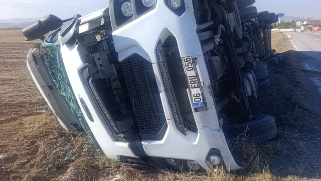 Kalorifer peteği yüklü tır devrildi, 1 kişi yaralandı