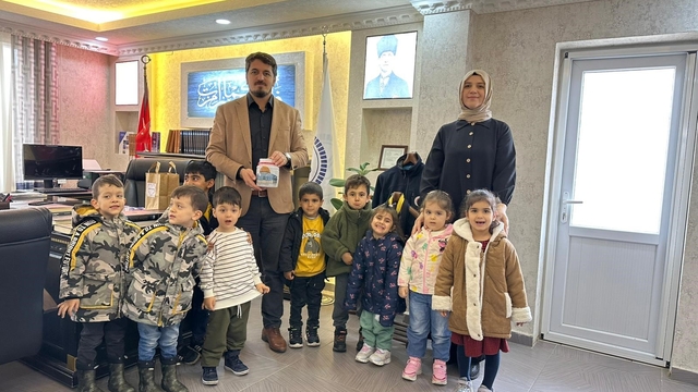 Kur'an Kursu öğrencileri harçlıklarından biriktirdiklerini Gazze'ye bağışladı