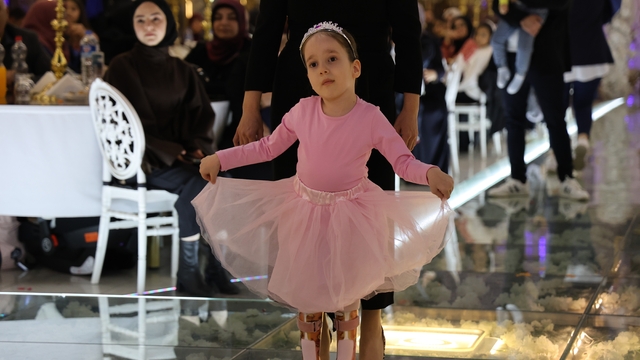 Başını dahi kontrol edemiyordu, bale gösterisi yapmaya başladı
Sivas'ta yaşayan ve SMA teşhisi konulan 5 yaşındaki Asya'nın azmi ve çabası sonuç verdi, hayali olan bale gösterisini yaptı