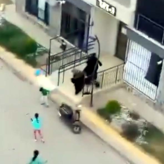 Tartıştığı ailenin kaçmaya çalışan 6 yaşındaki oğlunu bıçakladı