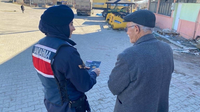 Jandarma kadına şiddetle mücadelede bilgilendirme faaliyetlerini sürdürüyor