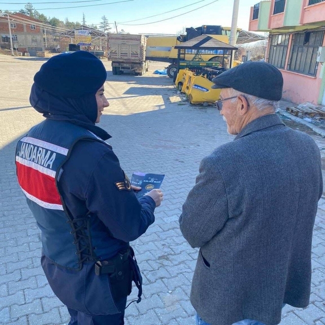 Jandarma kadına şiddetle mücadelede bilgilendirme faaliyetlerini sürdürüyor