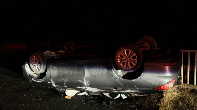 Gümüşhane'de otomobil, bariyerlere çarpıp ters döndü: 2'si çocuk 5 yaralı