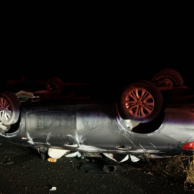 Gümüşhane'de otomobil, bariyerlere çarpıp ters döndü: 2'si çocuk 5 yaralı