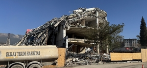 Kahramanmaraş'ta depremlerde hasar alan 10 katlı iş merkezi kontrollü şekilde yıkıldı