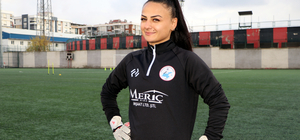Vangücü takımının kalesi, babasının desteğiyle futbola başlayan Tokatlı Şeymanur'a emanet
