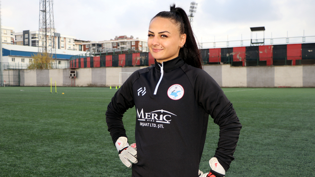Vangücü takımının kalesi, babasının desteğiyle futbola başlayan Tokatlı Şeymanur'a emanet