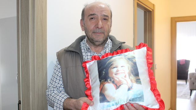 Depremde enkazdan sadece kızının çocukluk fotoğrafını kurtarabilen aile, yeni evlerinde