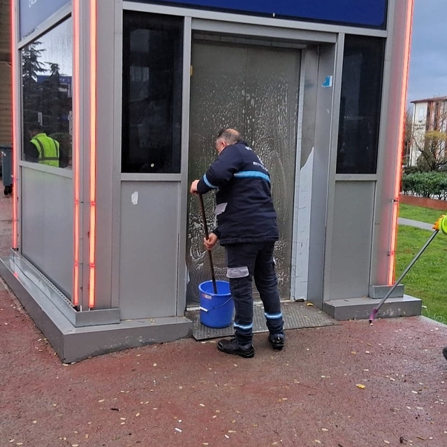 Üst geçit asansörlerinde periyodik temizlik