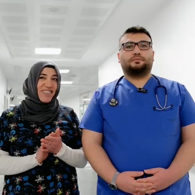 Doktor olup, hemşire annesinin yanına atandı