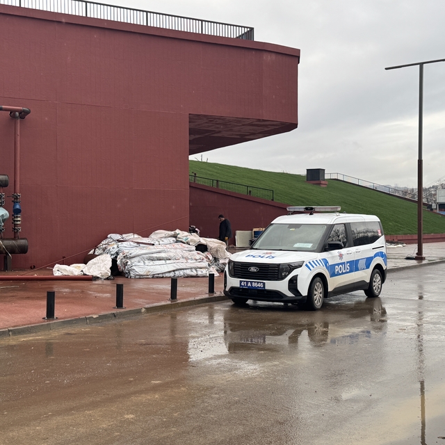 Akvaryum inşaatında düşen işçi yaralandı